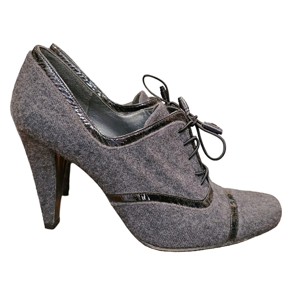Stuart Weitzman Gray Flannel Shoe Booties Size 7 Lace Up 4" Heel Patent Leather - Picture 1 of 7